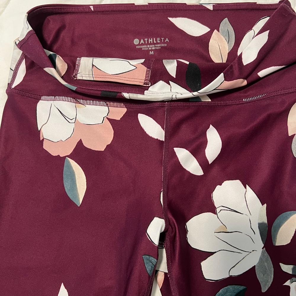 Athleta size M floral leggings 7/8 maroon/cranberry